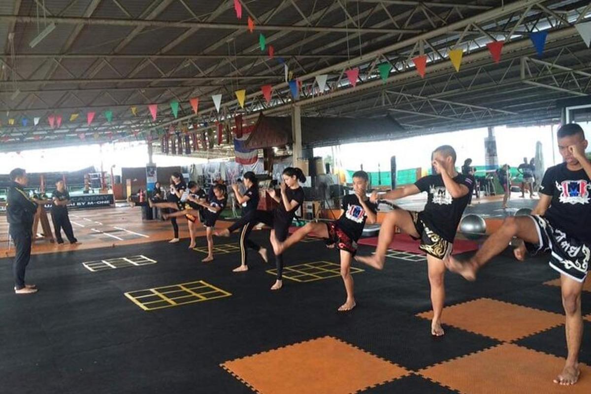 un gruppo di persone che eseguono danze aorative in una palestra