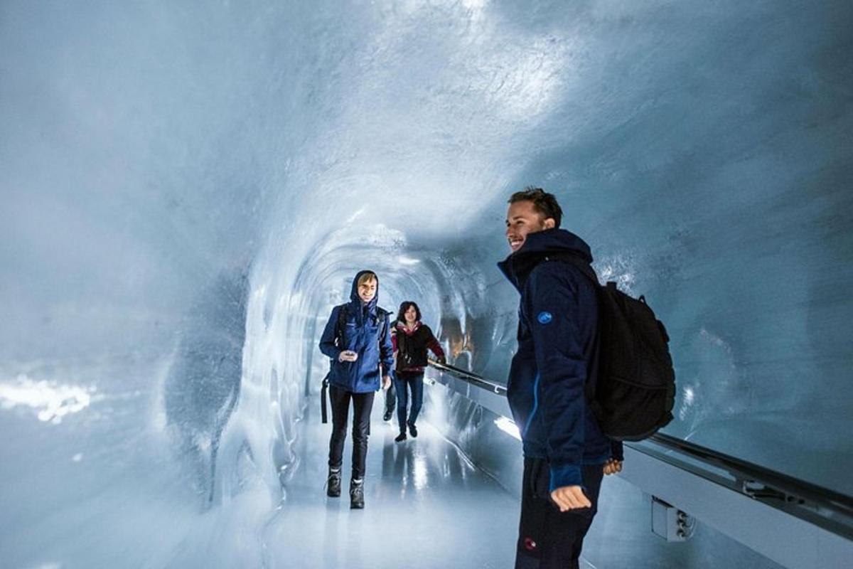 um grupo de pessoas caminhando por um túnel de gelo