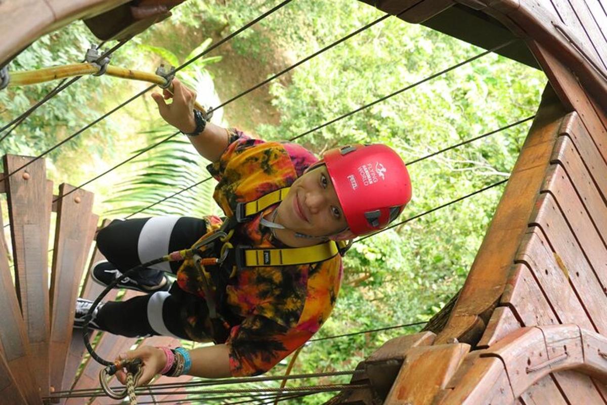 muž leze na zip line