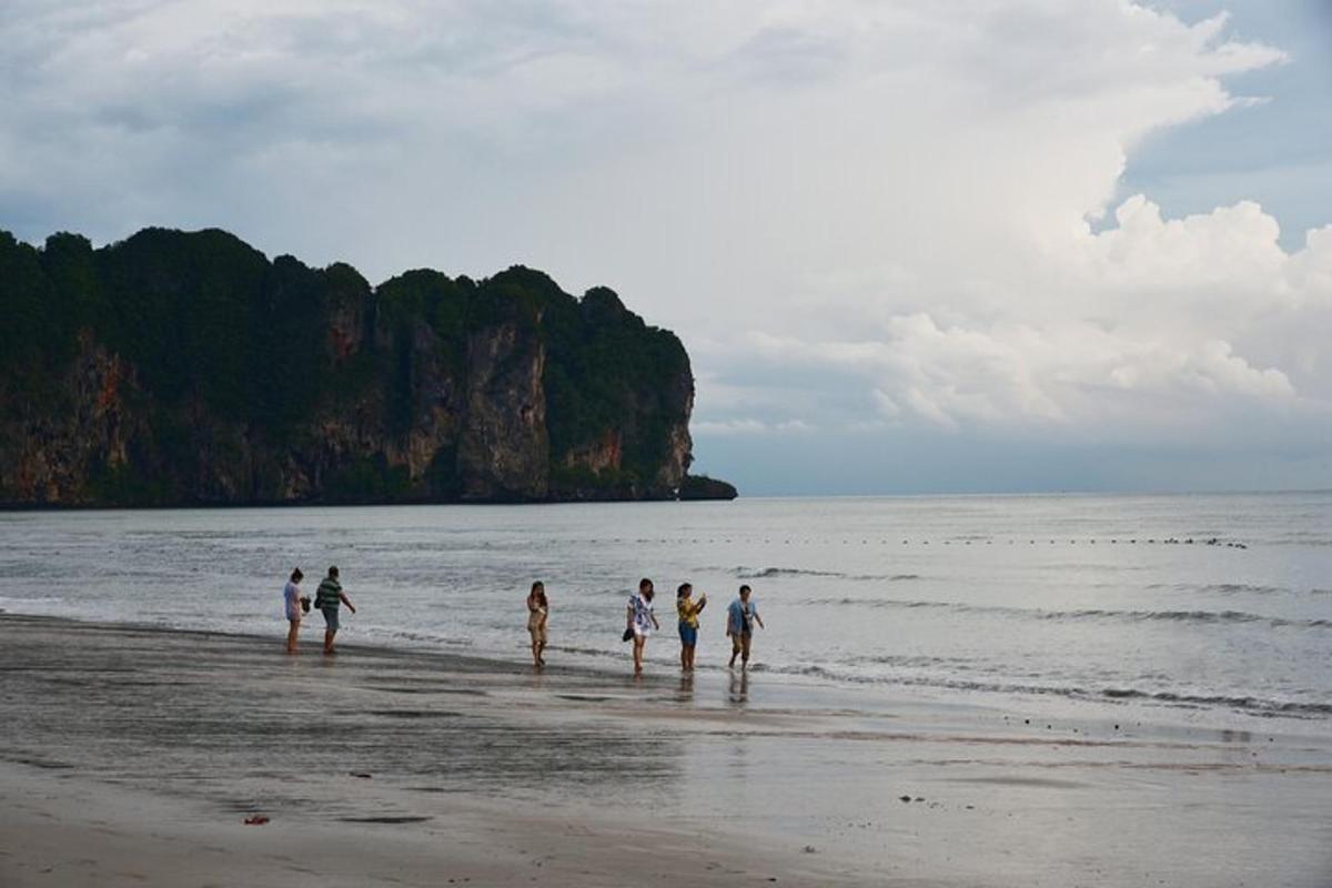 sekumpulan orang berjalan di pantai