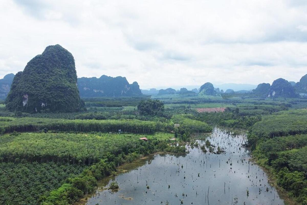 sungai di tengah padang dengan batu