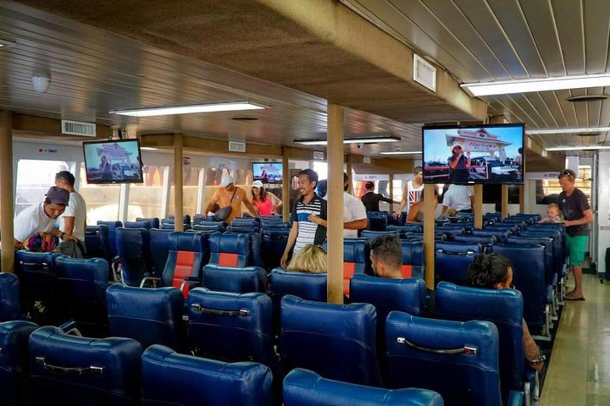 μια ομάδα ανθρώπων που κάθονται σε ένα αεροδρόμιο