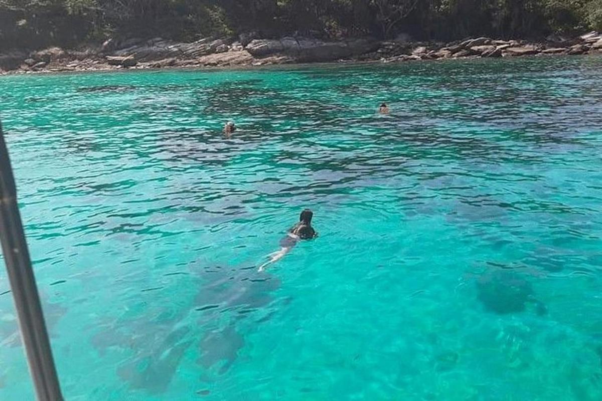 una persona che nuota in uno specchio d'acqua