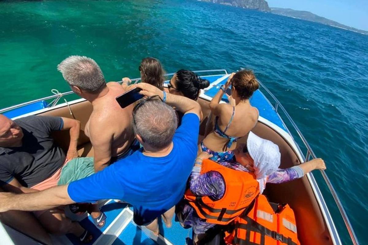 un gruppo di persone su una barca in acqua