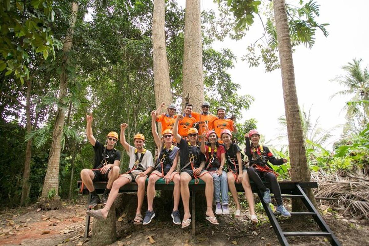 um grupo de pessoas sentadas em um banco na selva