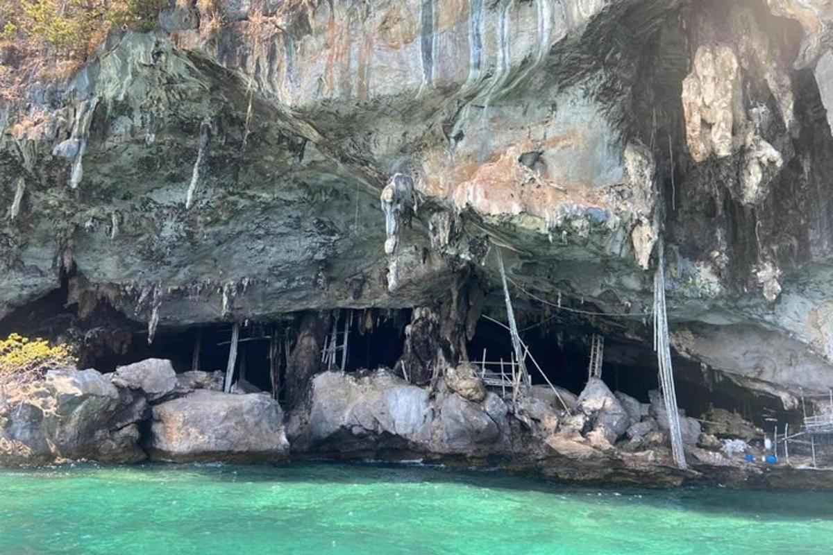 uma caverna com água pingando da encosta de um penhasco