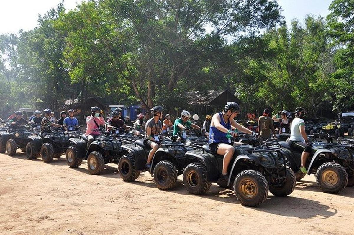未舗装道路でATVに乗る人々のグループ