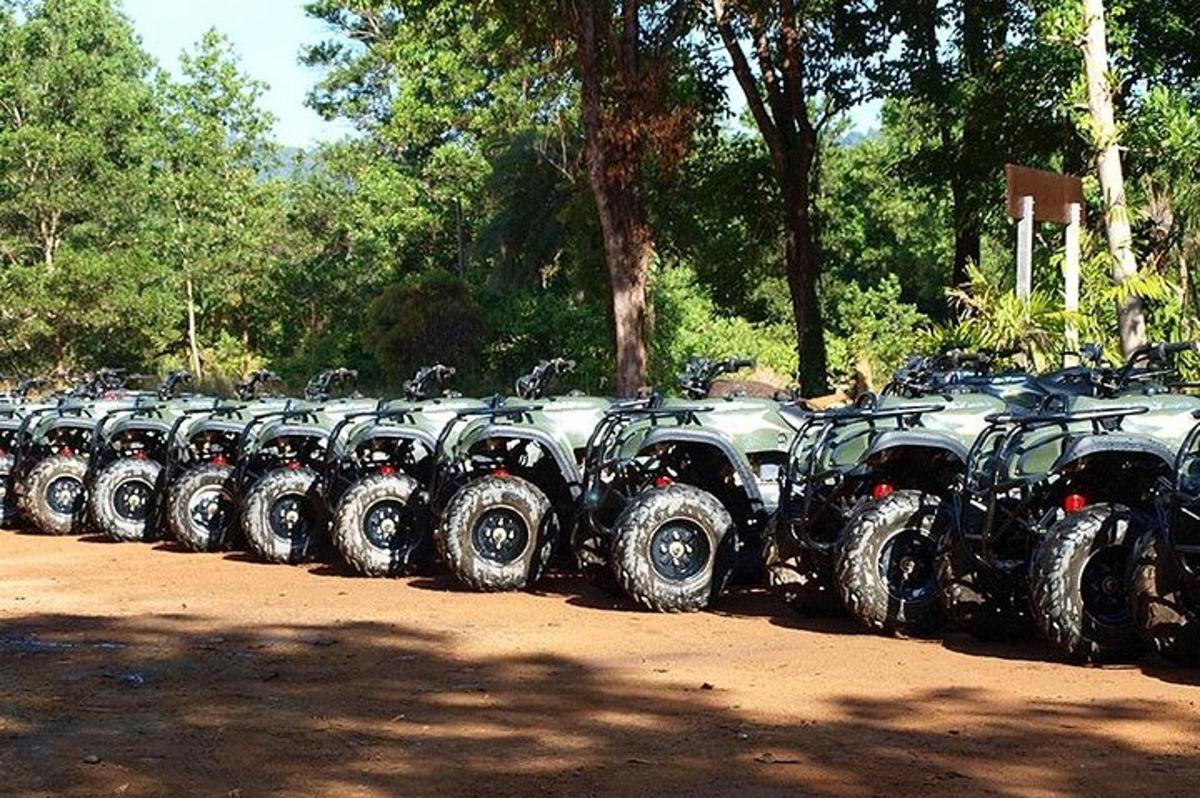 egy nagy csoportnyi ATV parkolt egy sorban