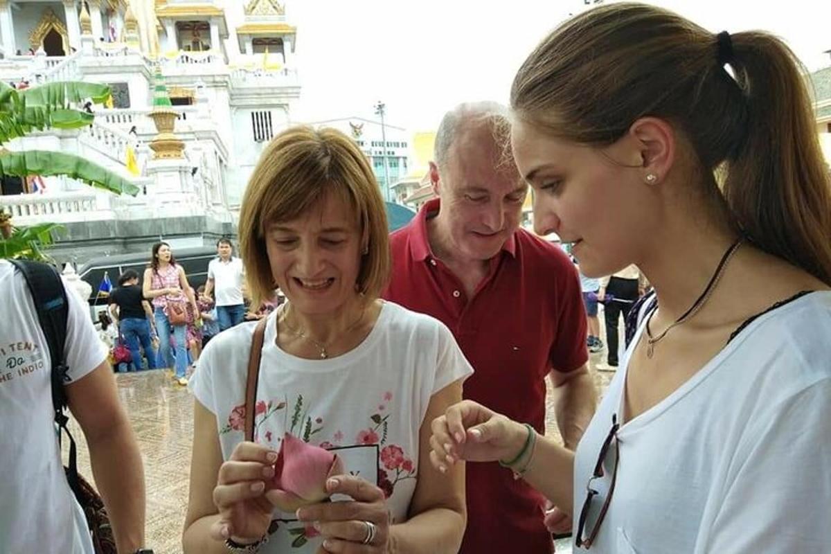 група людей, які дивляться в мобільний телефон