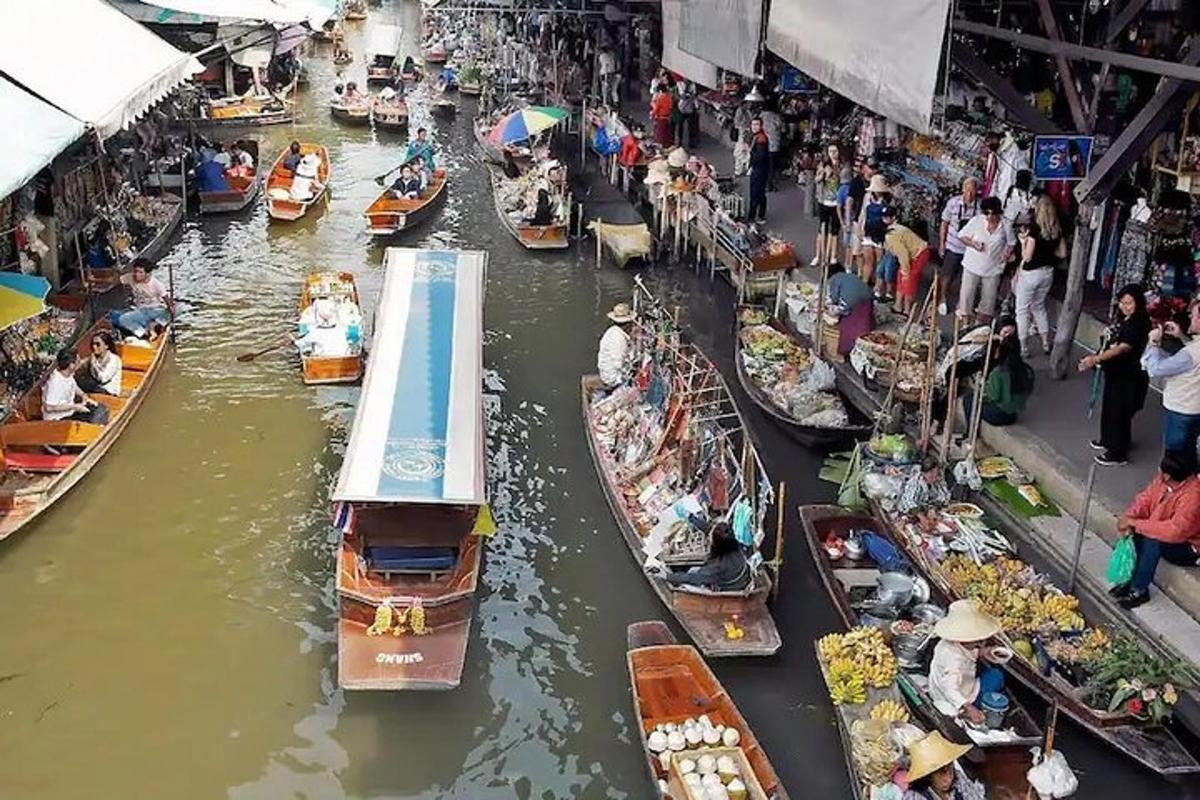 un grup de vaixells en un riu en un mercat