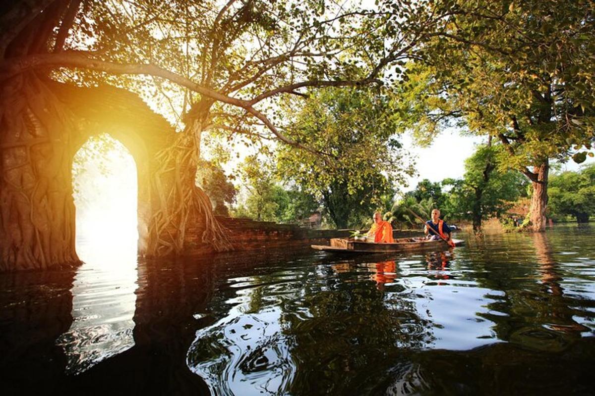 seorang lelaki dalam bot di sungai dengan pokok