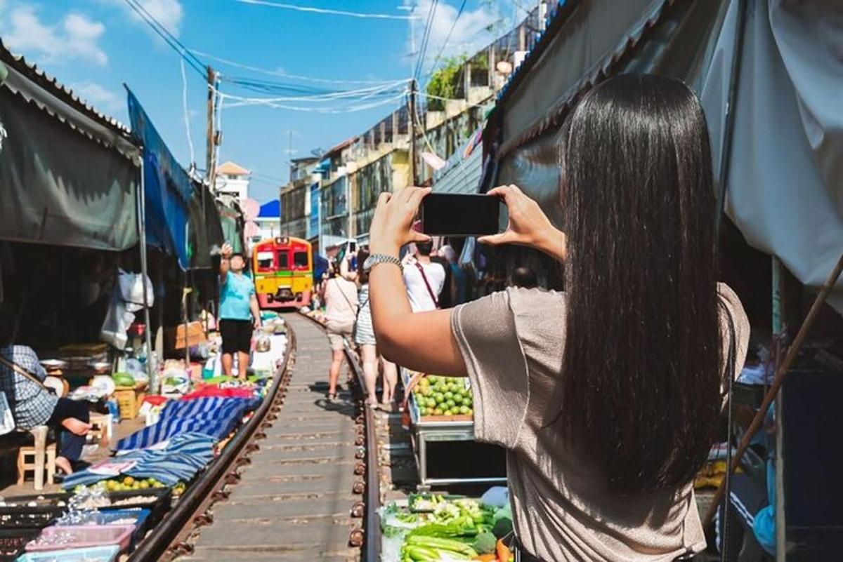 una dona fent una foto d'un mercat amb el seu telèfon mòbil