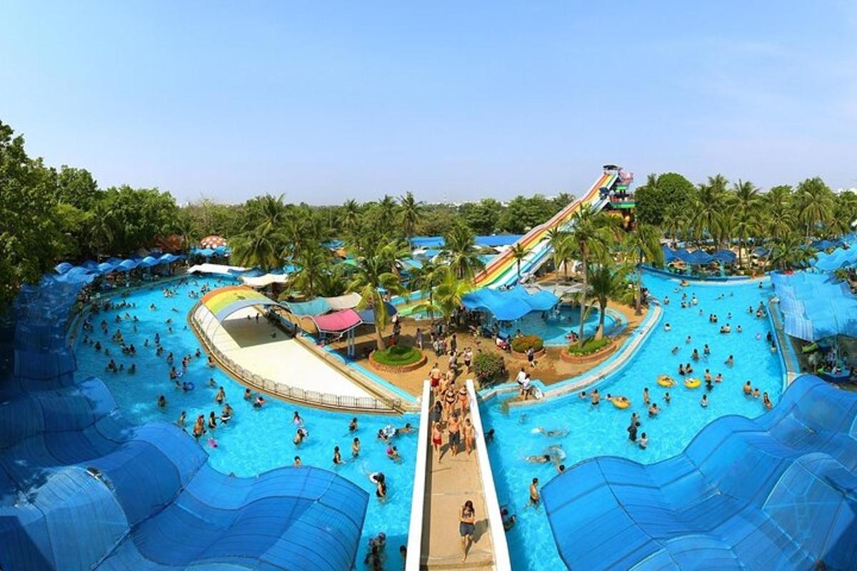 uma vista aérea de um parque aquático com pessoas nele