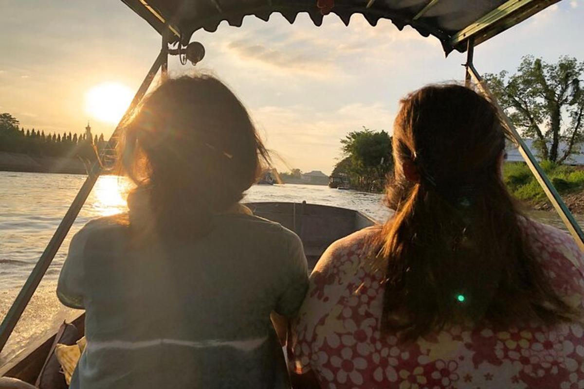 due donne in barca sull'acqua