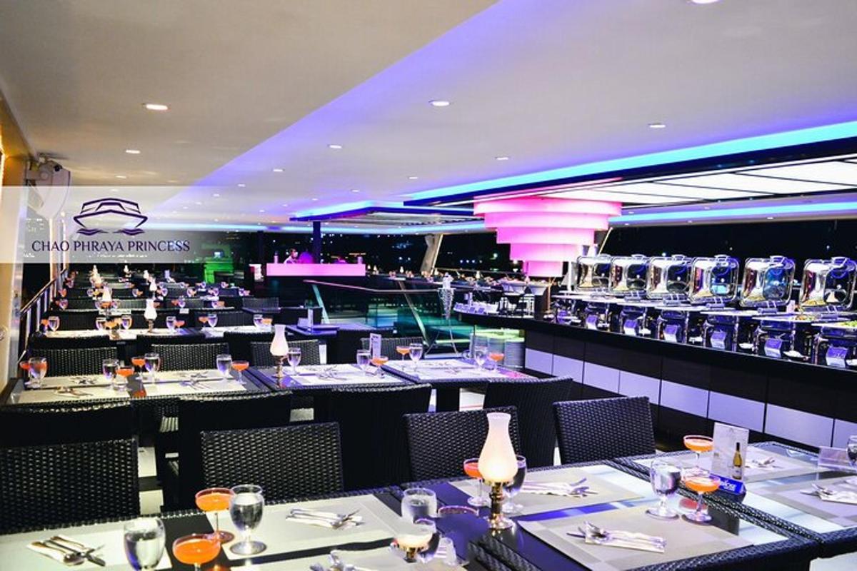 una sala da pranzo con tavoli e sedie in un ristorante