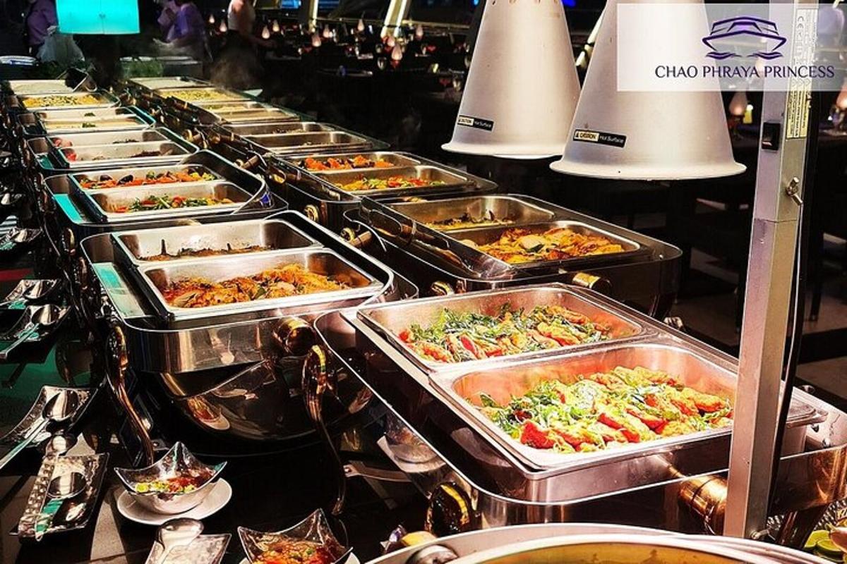 una linea di buffet di vassoi di cibo in esposizione