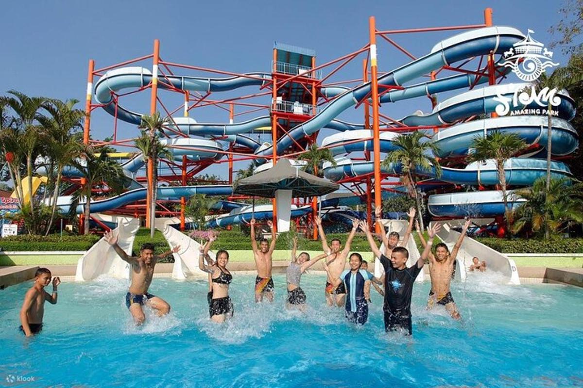 um grupo de pessoas na água em um parque aquático