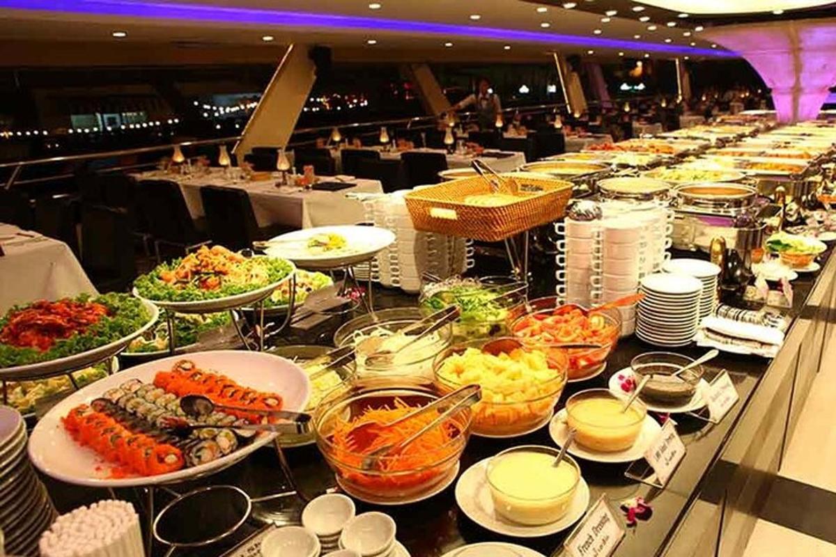 una linea di buffet con piatti di cibo su un tavolo