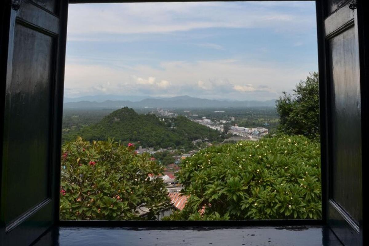 một cửa sổ nhìn ra thành phố có cây cối