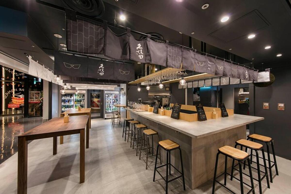 un ristorante con un bar con sgabelli