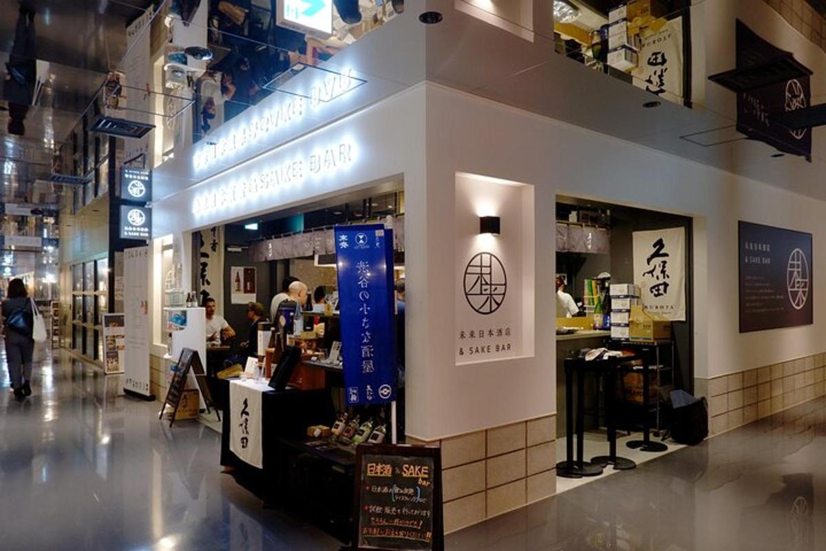 un centro commerciale con persone in un negozio