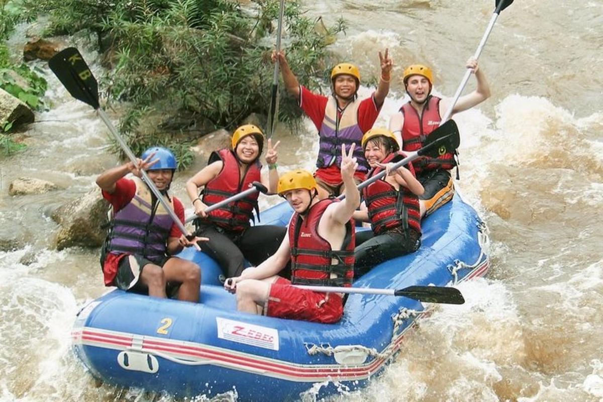 um grupo de pessoas está fazendo rafting em um rio