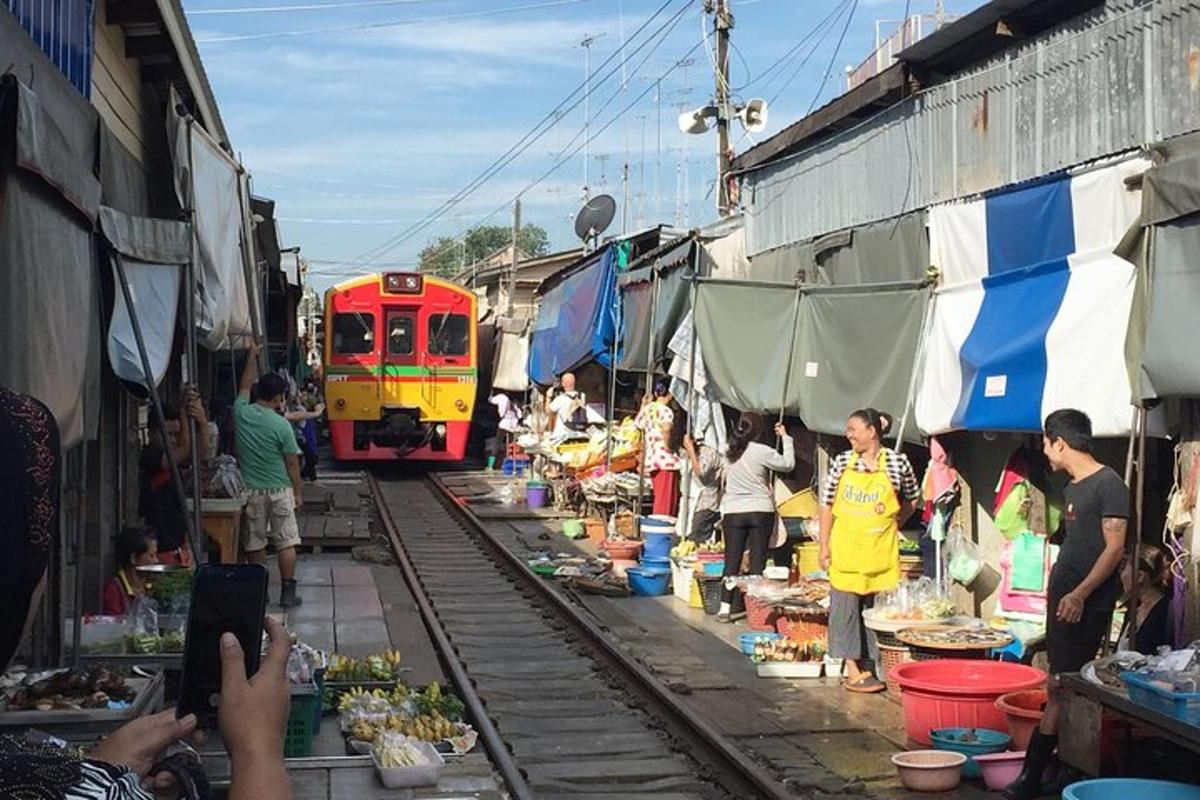 un treno che attraversa un mercato accanto a