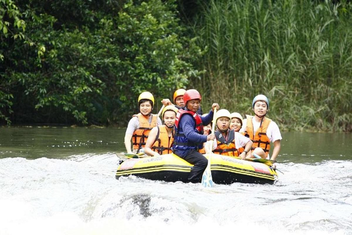 một nhóm người trên bè trên mặt nước