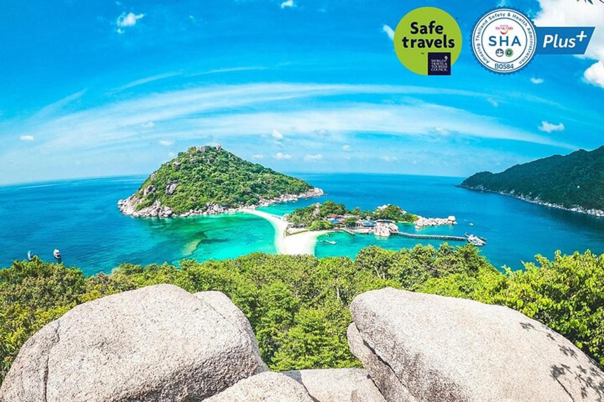 una vista di una piccola isola nell'oceano