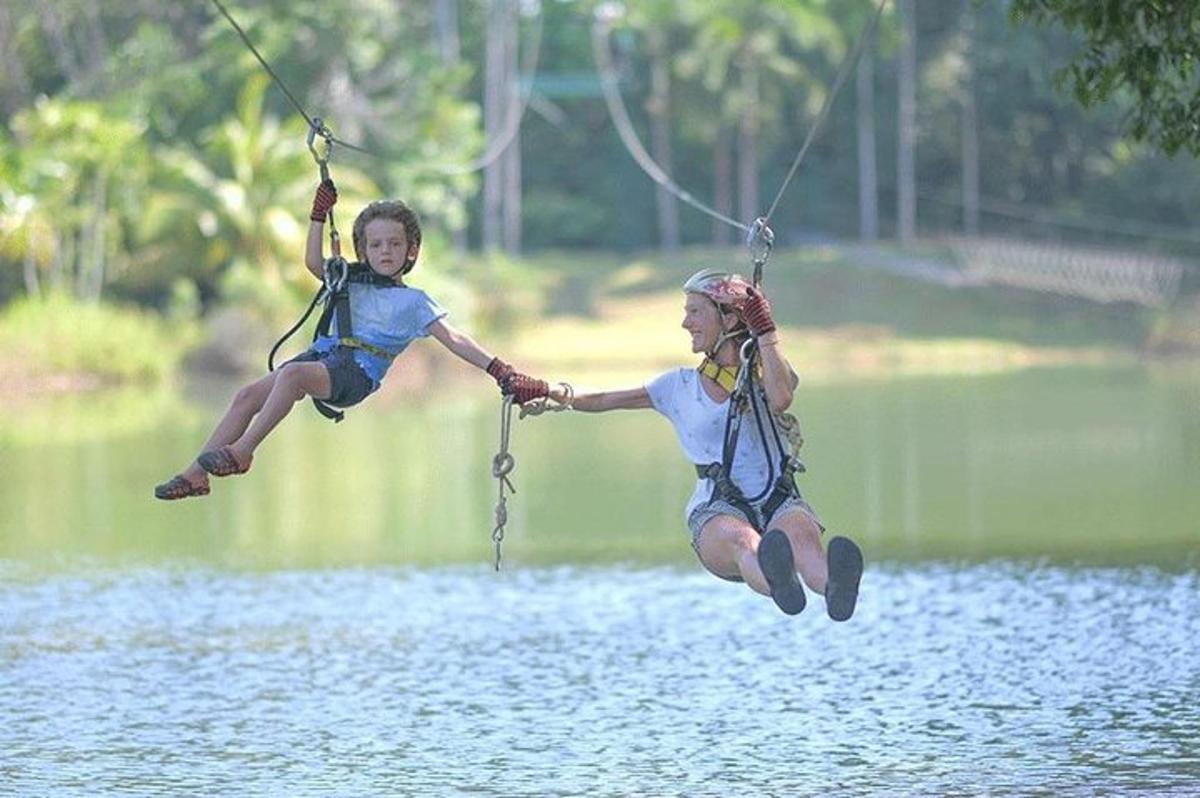 một người phụ nữ và một đứa trẻ đang nhảy xuống nước