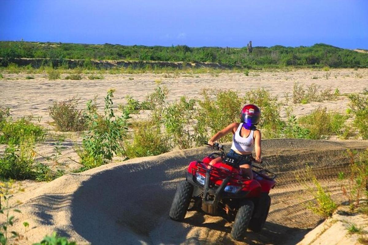 uma pessoa andando de motocicleta em uma estrada de terra