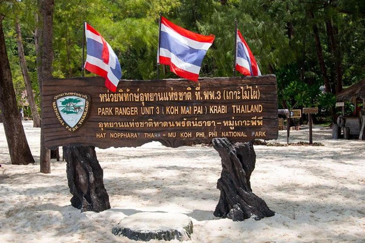 tanda di pasir dengan bendera di atasnya