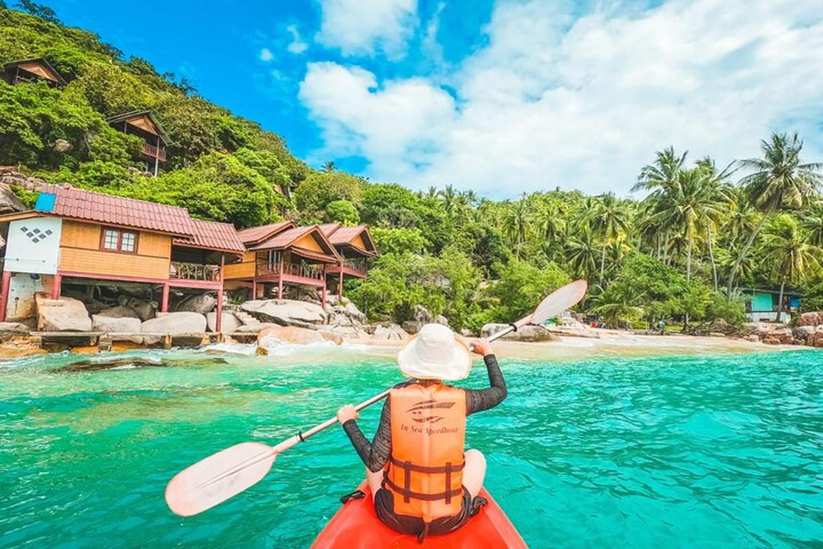 una persona in kayak in acqua vicino a un resort
