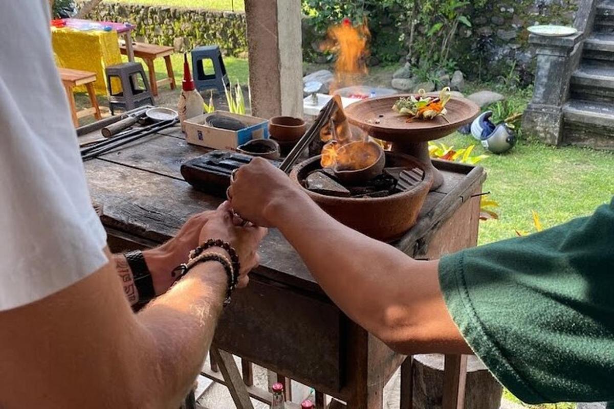 um casal cozinhando comida na grelha