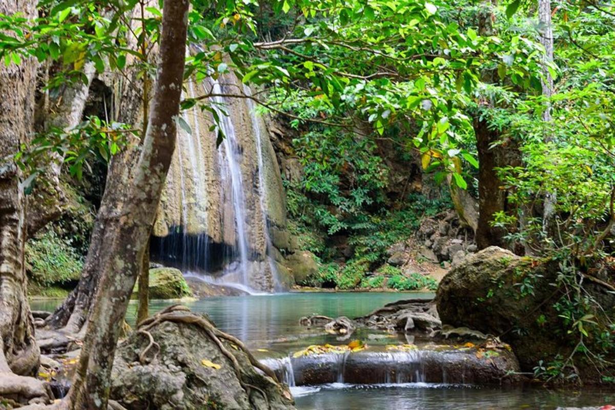 uma cachoeira na selva com uma piscina de água