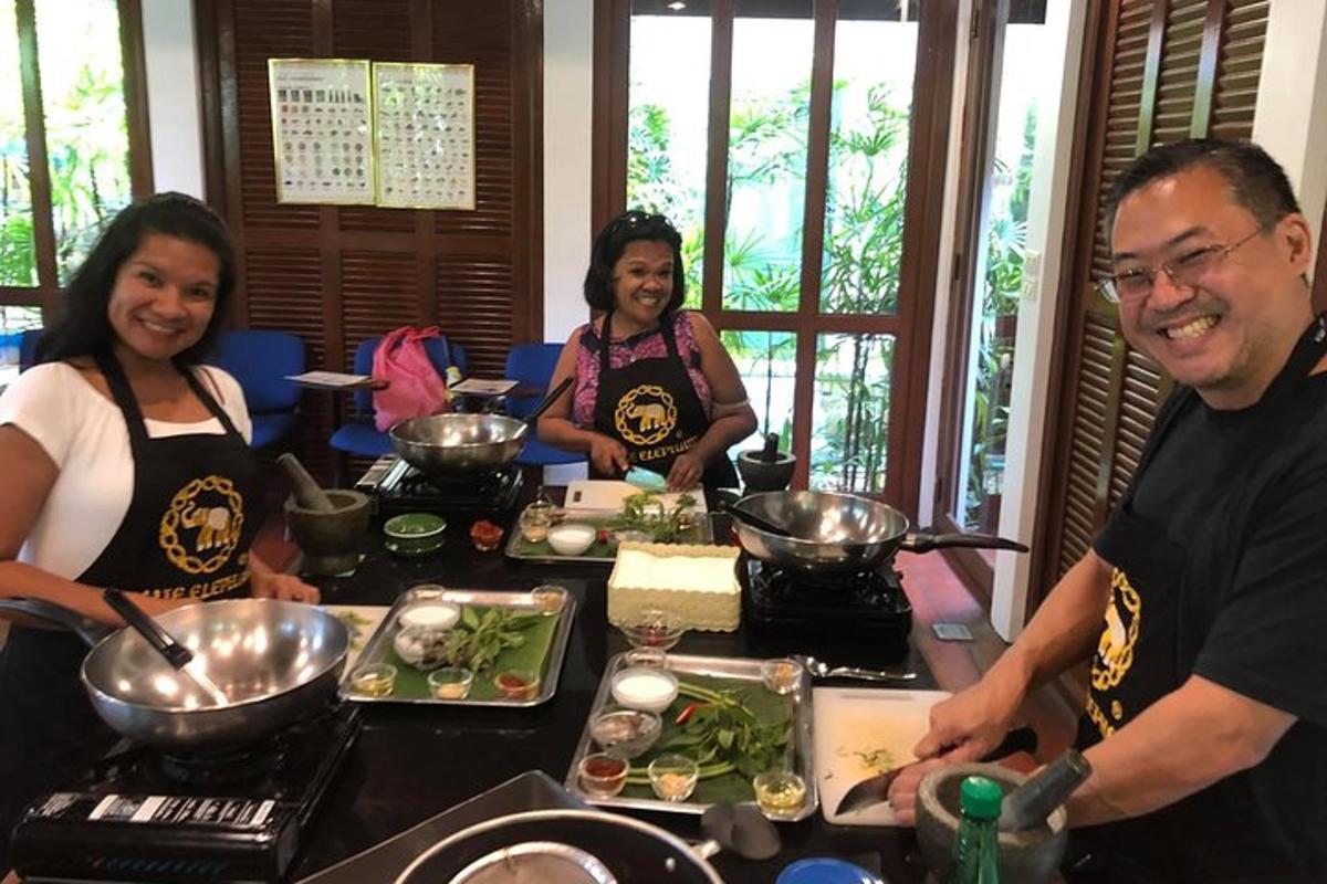 sekumpulan orang berdiri di sekeliling meja dengan makanan
