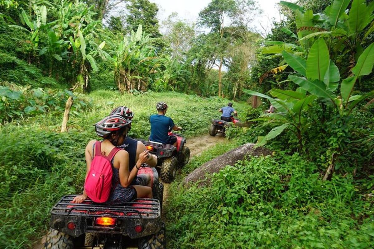 um grupo de pessoas andando na traseira de um veículo off-road
