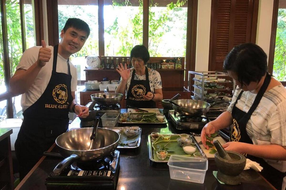 sekumpulan orang berdiri di dapur menyediakan makanan