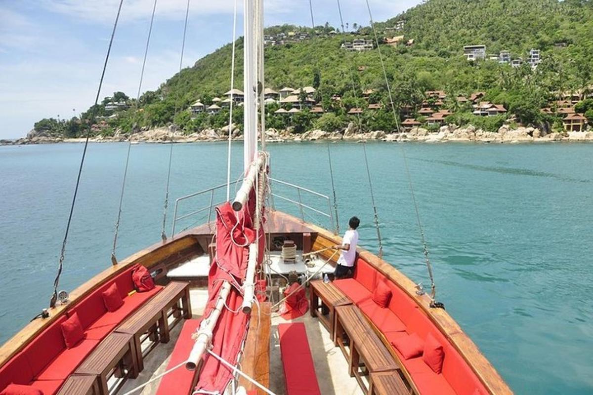 un uomo in piedi sul ponte di una barca a vela