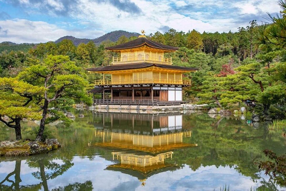 un edificio cinese in mezzo a un lago
