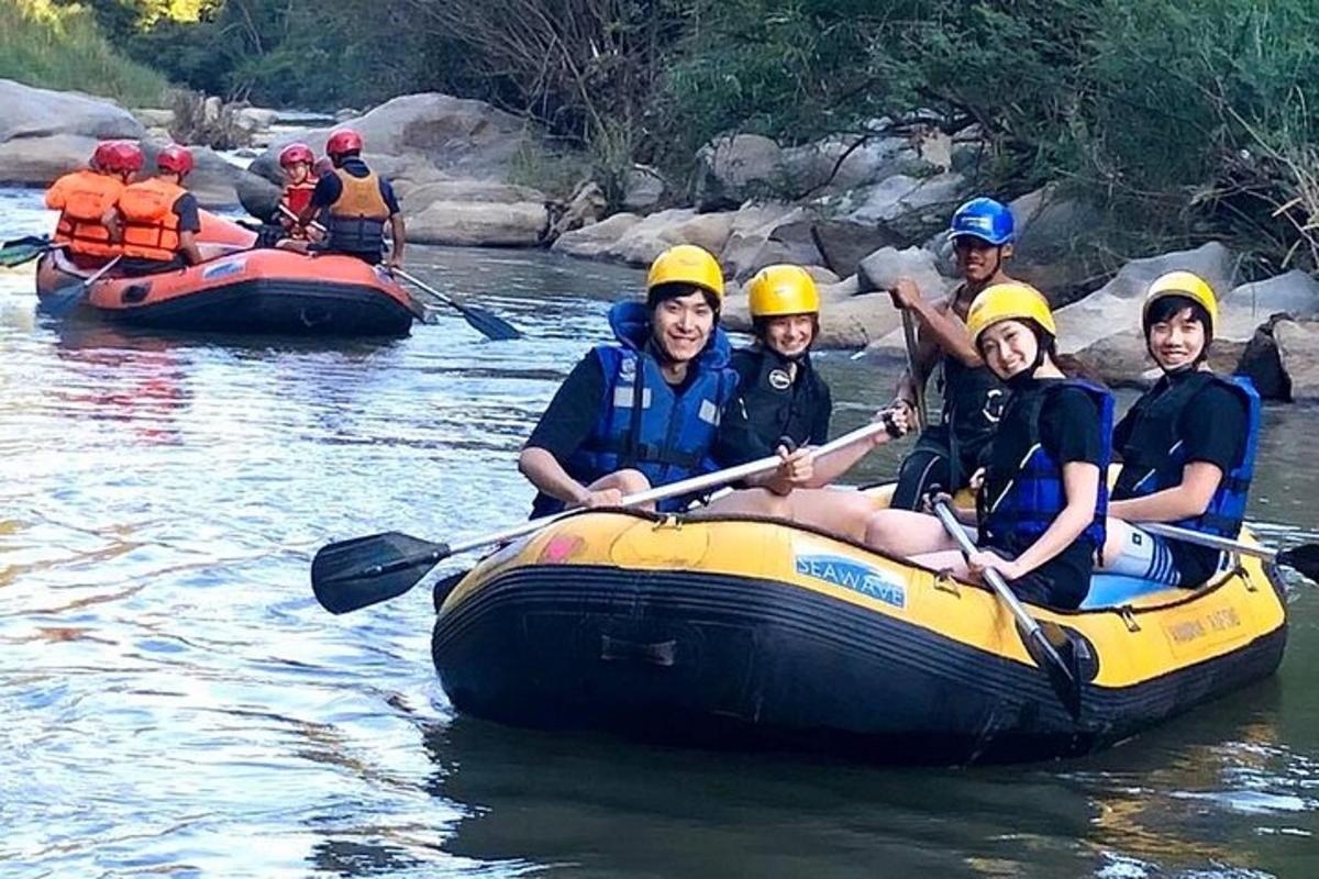 een groep mensen in een vlot op een rivier
