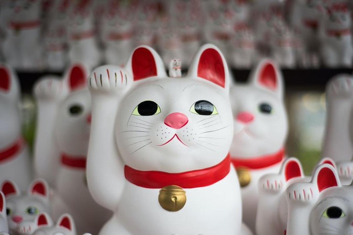 um grupo de figuras de gatos brancos estão alinhadas