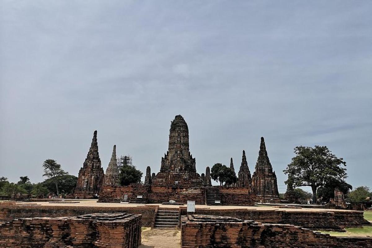 sekelompok kuil batu di sebuah lapangan