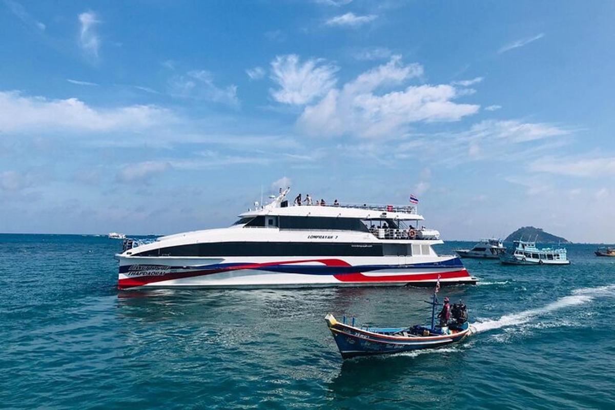 một chiếc thuyền trên mặt nước bên cạnh một con tàu lớn