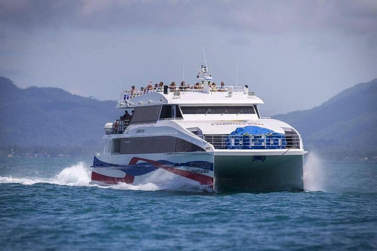 một chiếc thuyền lớn trên mặt nước với những người trên đó