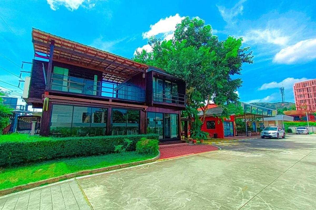 một tòa nhà có một chiếc ô tô đỗ ở phía trước