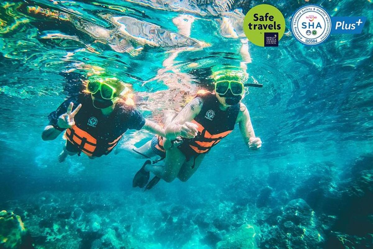 due persone stanno nuotando nell'acqua