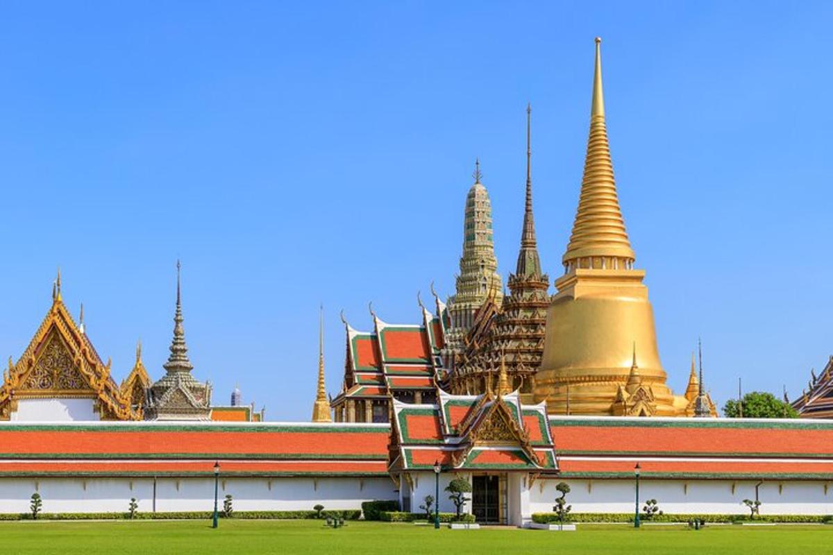อาคารที่มีโดมสีทองอยู่ด้านบน