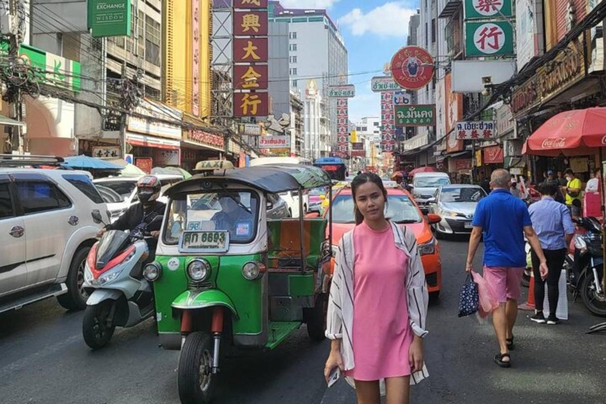 seorang wanita berjalan di jalan kota yang sibuk dengan lalu lintas