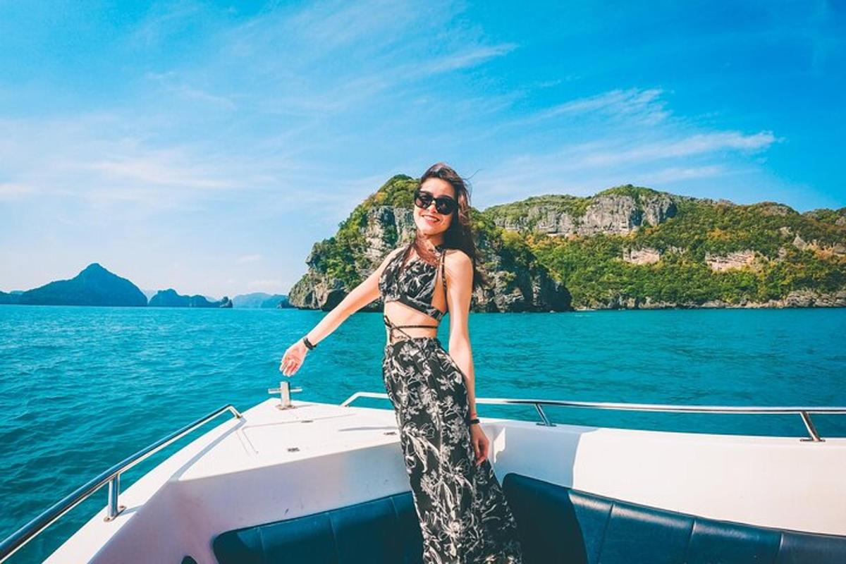 una donna in piedi sulla parte anteriore di una barca in acqua